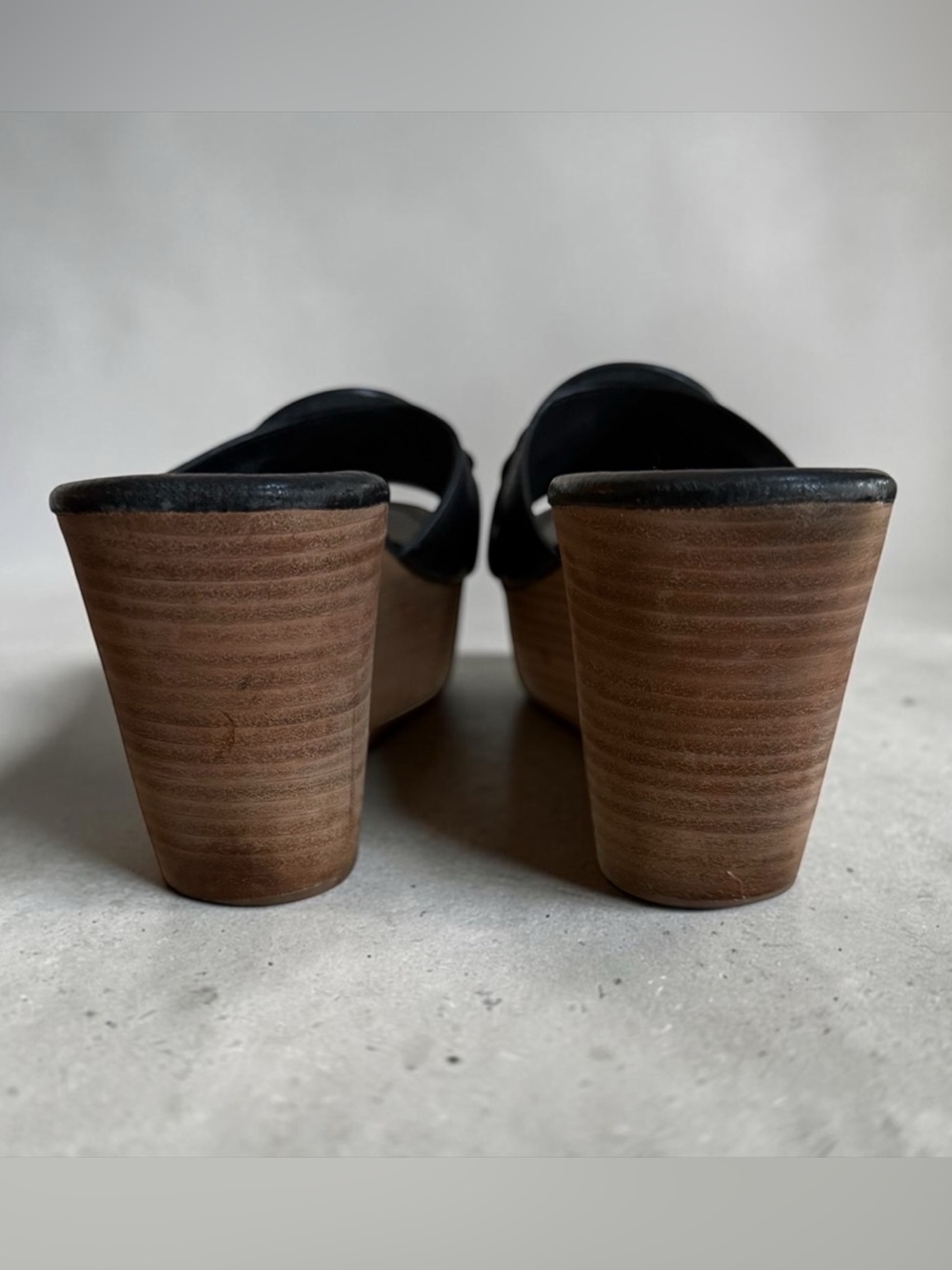 Tory Burch Black Leather Wedge Slide Sandals with Gold Accent! Size 10 - Picture 9 of 12